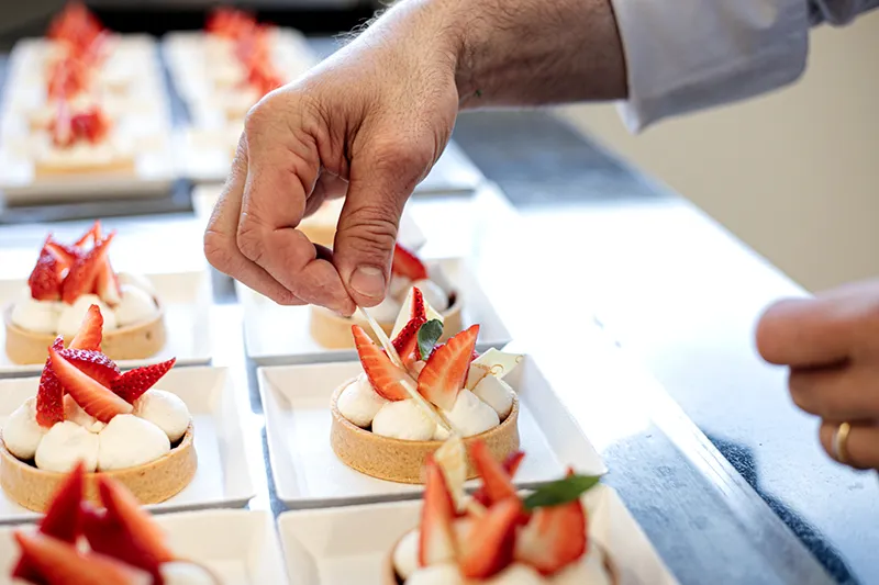Bourne traiteur Romans, la griffe évènementielle de prestige Dîners de gala, plateaux repas, congrès & séminaires, arbres de Noël & team building… Un traiteur au service de votre entreprise